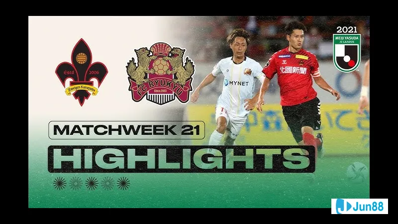 Các cầu thủ Ryukyu và Kanazawa đang tranh chấp quả bóng trên sân cỏ Các cầu thủ Ryukyu và Kanazawa đang tranh chấp quả bóng trên sân cỏ