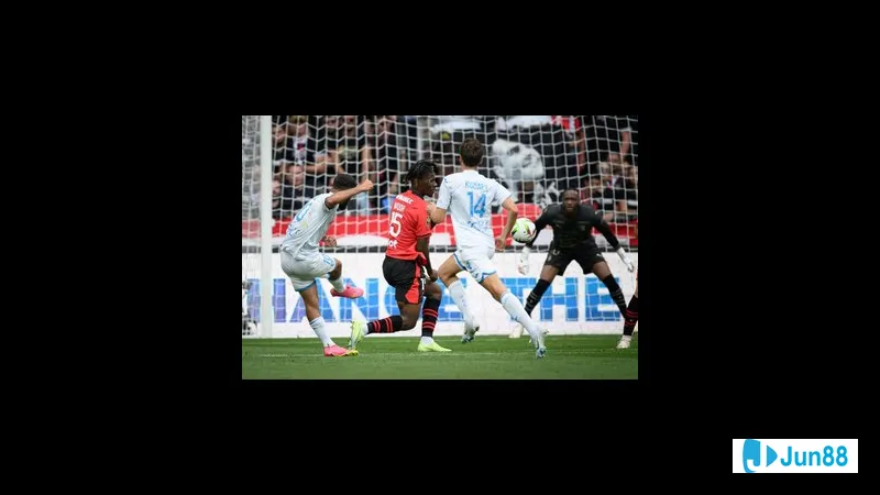 Hai cầu thủ từ Le Havre và Rennes đấu quyết liệt để tranh giành bóng trên sân cỏ Hai cầu thủ từ Le Havre và Rennes đấu quyết liệt để tranh giành bóng trên sân cỏ