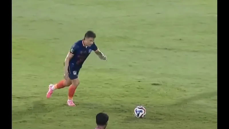 Cầu thủ Sumsel United dũng cảm vượt qua sự cản trở của hậu vệ Persekat để tiến vào khu vực…