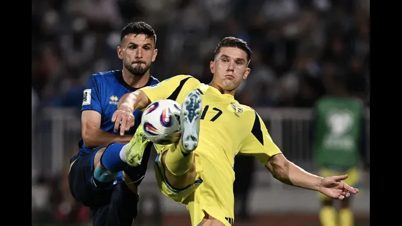 Cầu thủ Thụy Điển đang dẫn bóng qua cầu thủ Kosovo trong trận đấu bóng đá Cầu thủ Thụy Điển đang dẫn bóng qua cầu thủ Kosovo trong trận đấu bóng đá