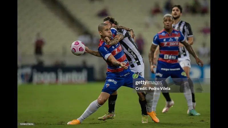 Cầu thủ Atletico vượt qua hậu vệ của Fortaleza bằng kỹ thuật cá nhân tinh tế.