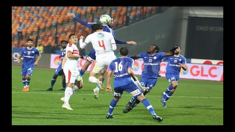 Cầu thủ của Haras El Hodood chống chế El Ismaily trên sân cỏ