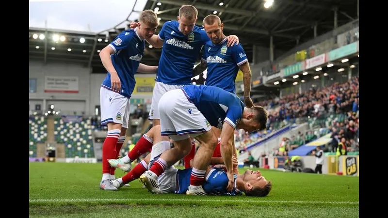 Cầu thủ của Araz vượt qua cầu thủ của Kapaz trong một pha bóng gay cấn.