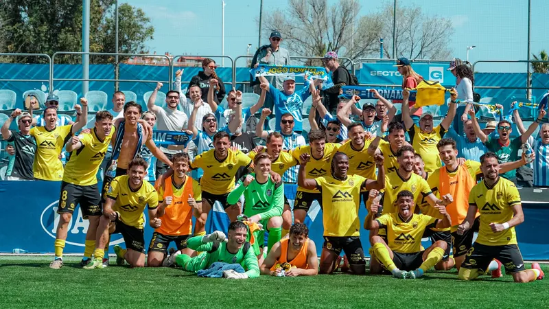 Cầu thủ của Baleares chạy nhanh với bóng trước áp đảo từ Espanyol Cầu thủ của Baleares chạy nhanh với bóng trước áp đảo từ Espanyol