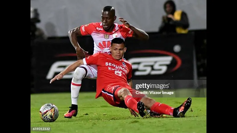 Cầu thủ của Fortaleza đang nỗ lực giành bóng khỏi thế trận của Santa Fe