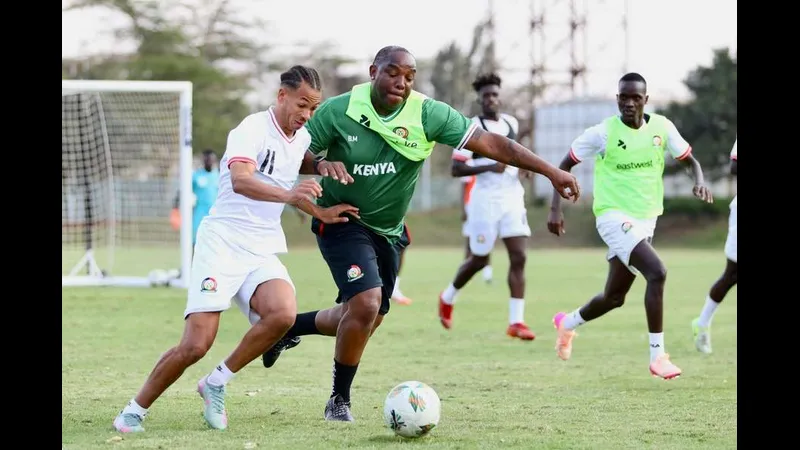 Cầu thủ Guabira với chiếc áo đỏ tìm cách kiểm soát bóng trước áp lực của cầu thủ…