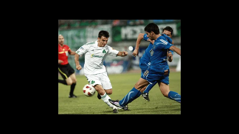 Cầu thủ của Kavala vượt qua cầu thủ Panathinaikos để tiến đến khung thành Cầu thủ của Kavala vượt qua cầu thủ Panathinaikos để tiến đến khung thành