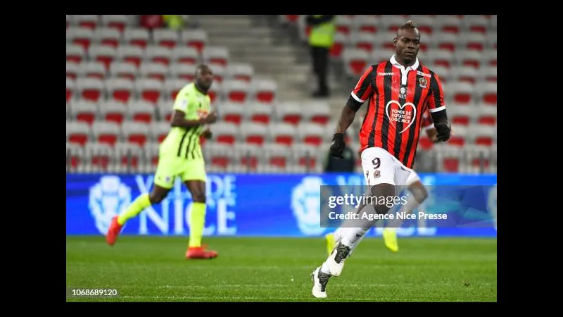Cầu thủ Nice tung cú sút mạnh trong trận đấu với Angers