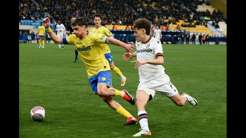 Cầu thủ của Panserraikos và Panetolikos tranh chấp quyết liệt trên sân cỏ.