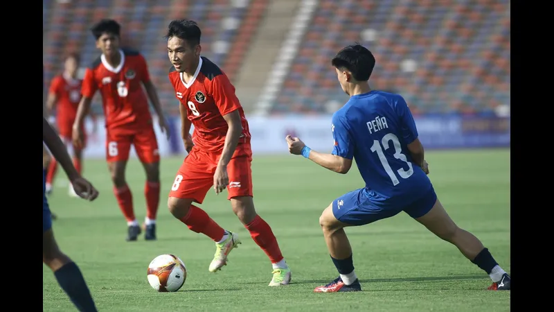Cầu thủ U22 Philippines vượt qua phòng ngự của U22 Indonesia trong trận đấu bóng đá